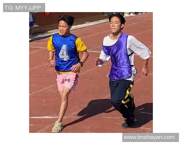 球场英姿背影定格瞬间展现足球明星无尽魅力与奋斗精神 球场英姿背影定格瞬间展现足球明星无尽魅力与奋斗精神