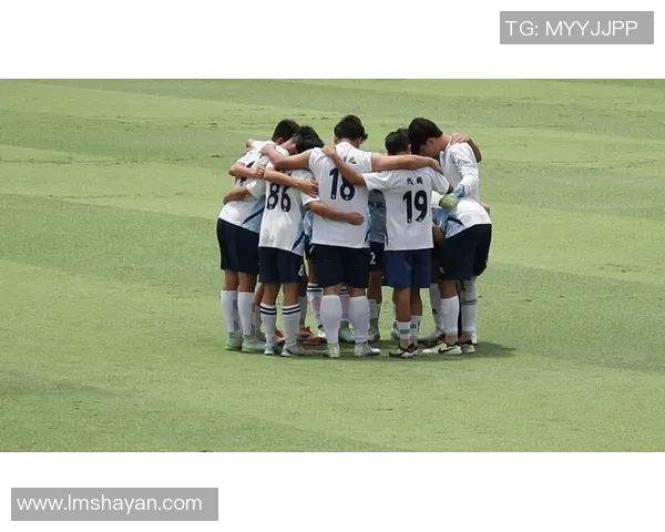 足球巨星们携手同框 展现无尽荣耀与友谊的精彩瞬间