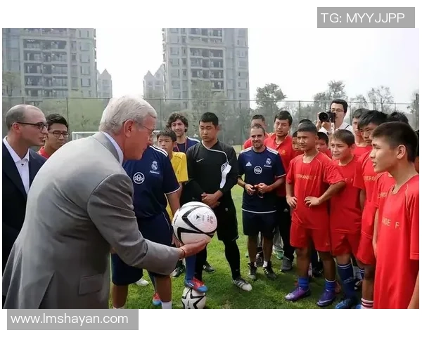 如何应对足球球星因过度骄傲而产生的负面影响及其调整策略