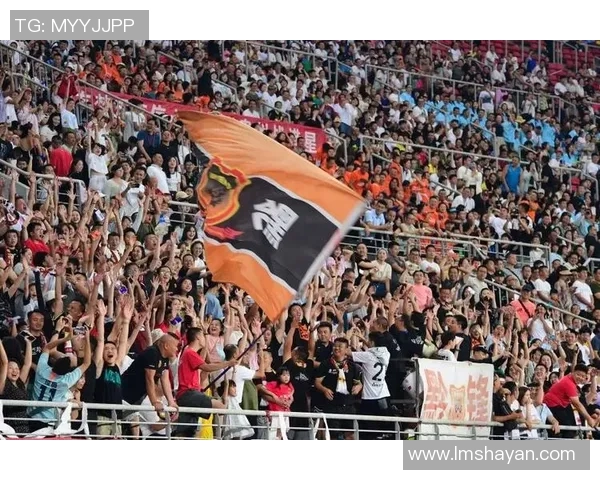 足球巨星亲临现场观战引爆全场球迷热情氛围瞬间达到高潮 足球巨星亲临现场观战引爆全场球迷热情氛围瞬间达到高潮